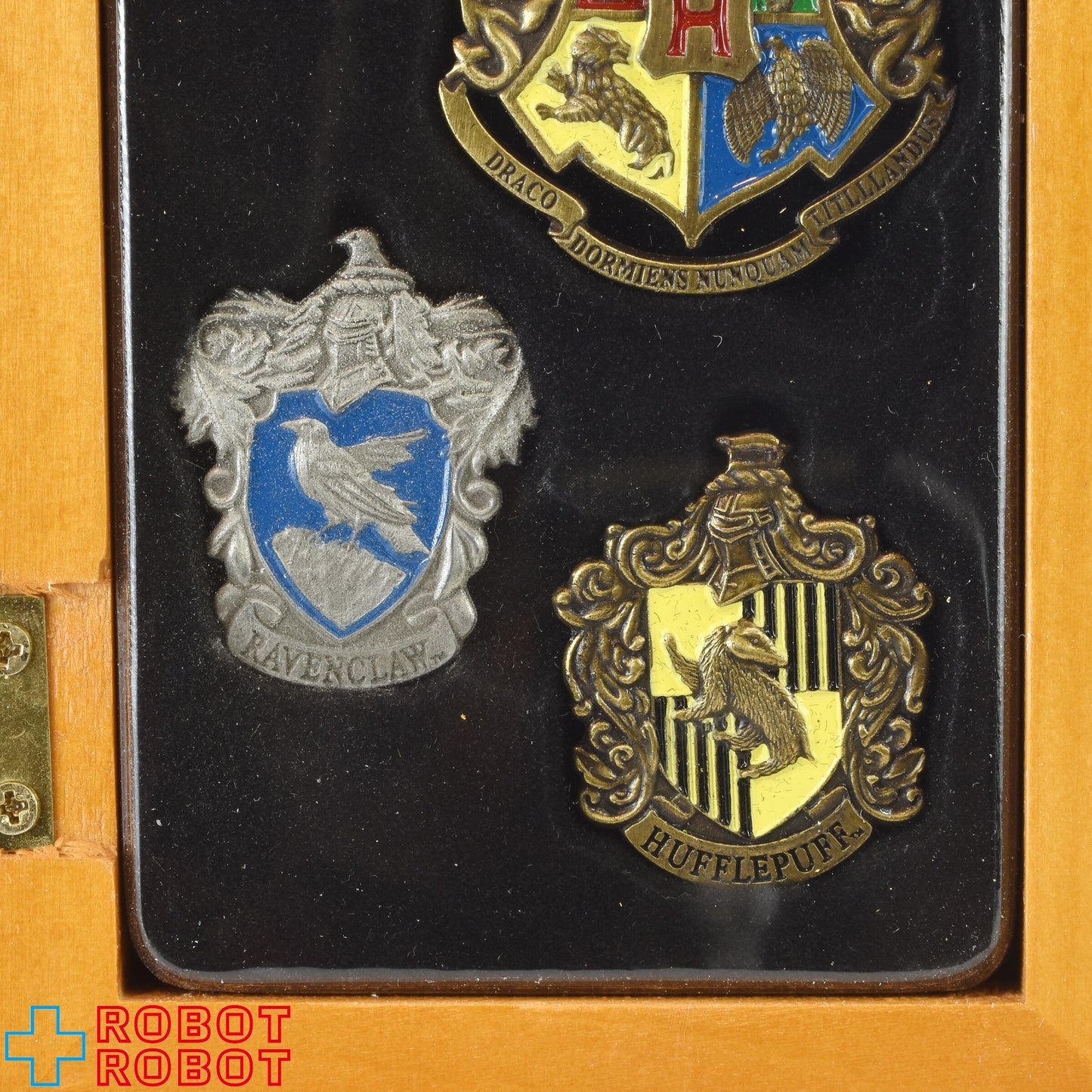 ハリー・ポッターと死の秘宝 ホグワーツピンバッジ 木製ケース入