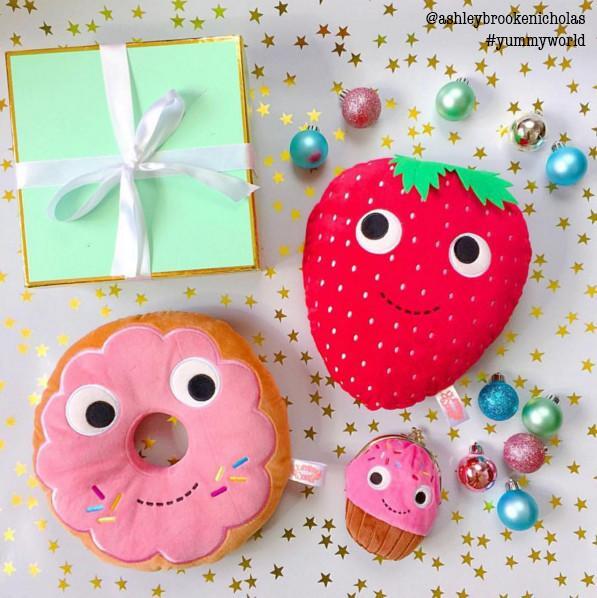 キッドロボット ヤミーワールド ピンクドーナツ 10インチ プラッシュピロー ぬいぐるみ人形 タグ付き