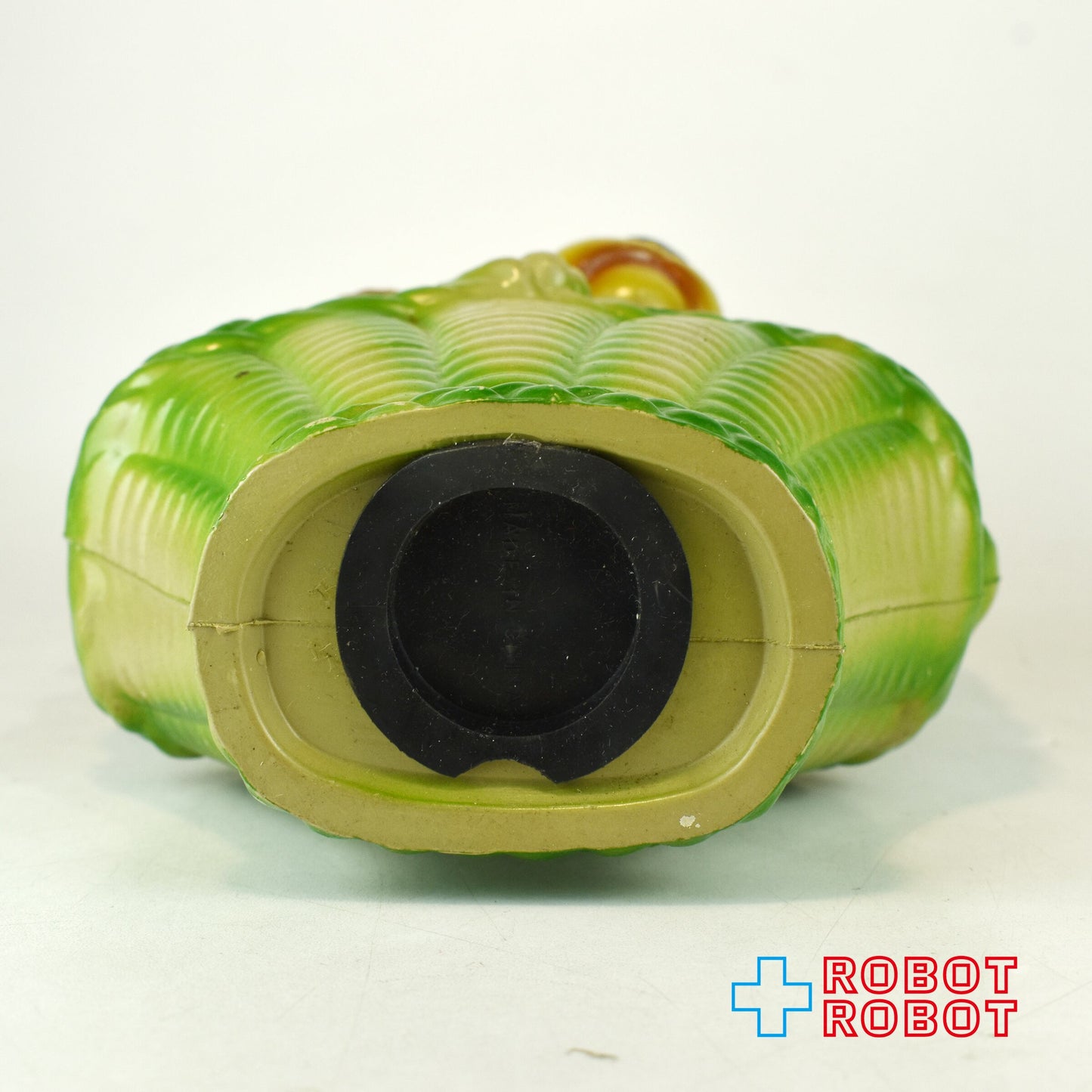 緑色のバスケットに入ったコッカースパニエルの子犬 ソフビ貯金箱