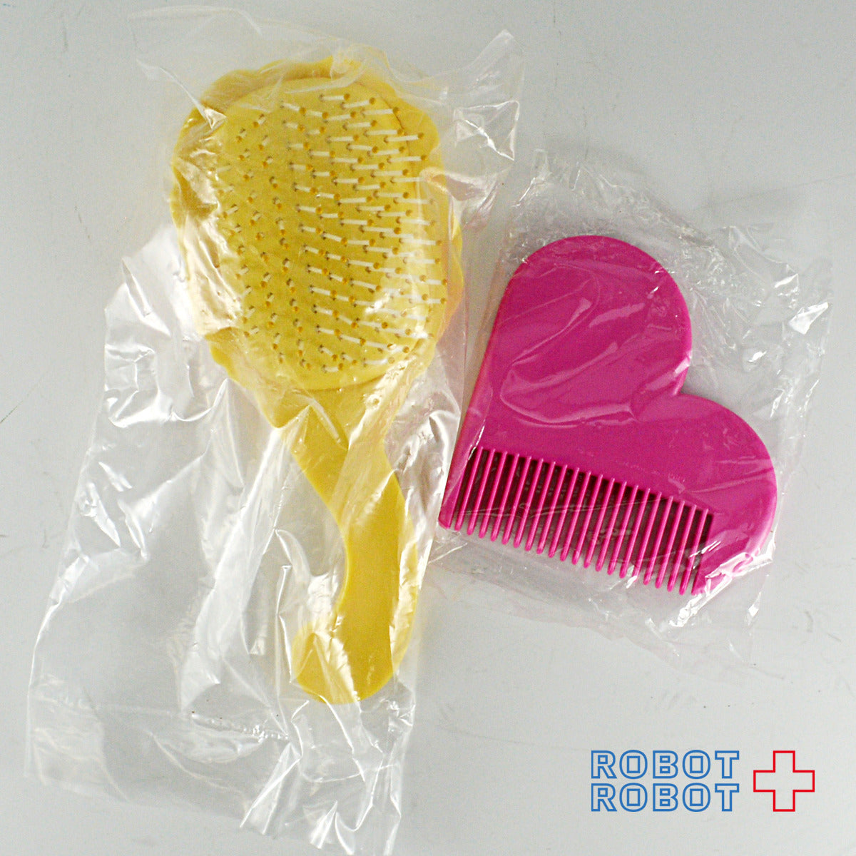 AVONバービーのヘアブラシとクシ
