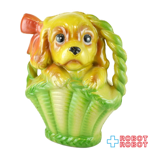 緑色のバスケットに入ったコッカースパニエルの子犬 ソフビ貯金箱