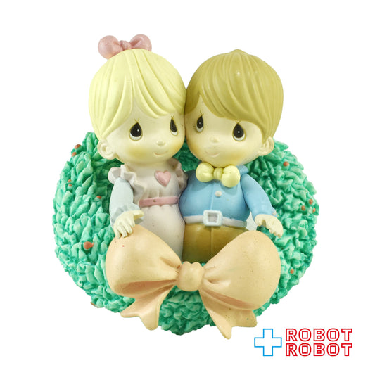 プレシャス・モーメンツ 「ボーイ&ガール with リース」PVCフィギュア ホリデイ オーナメント 1995