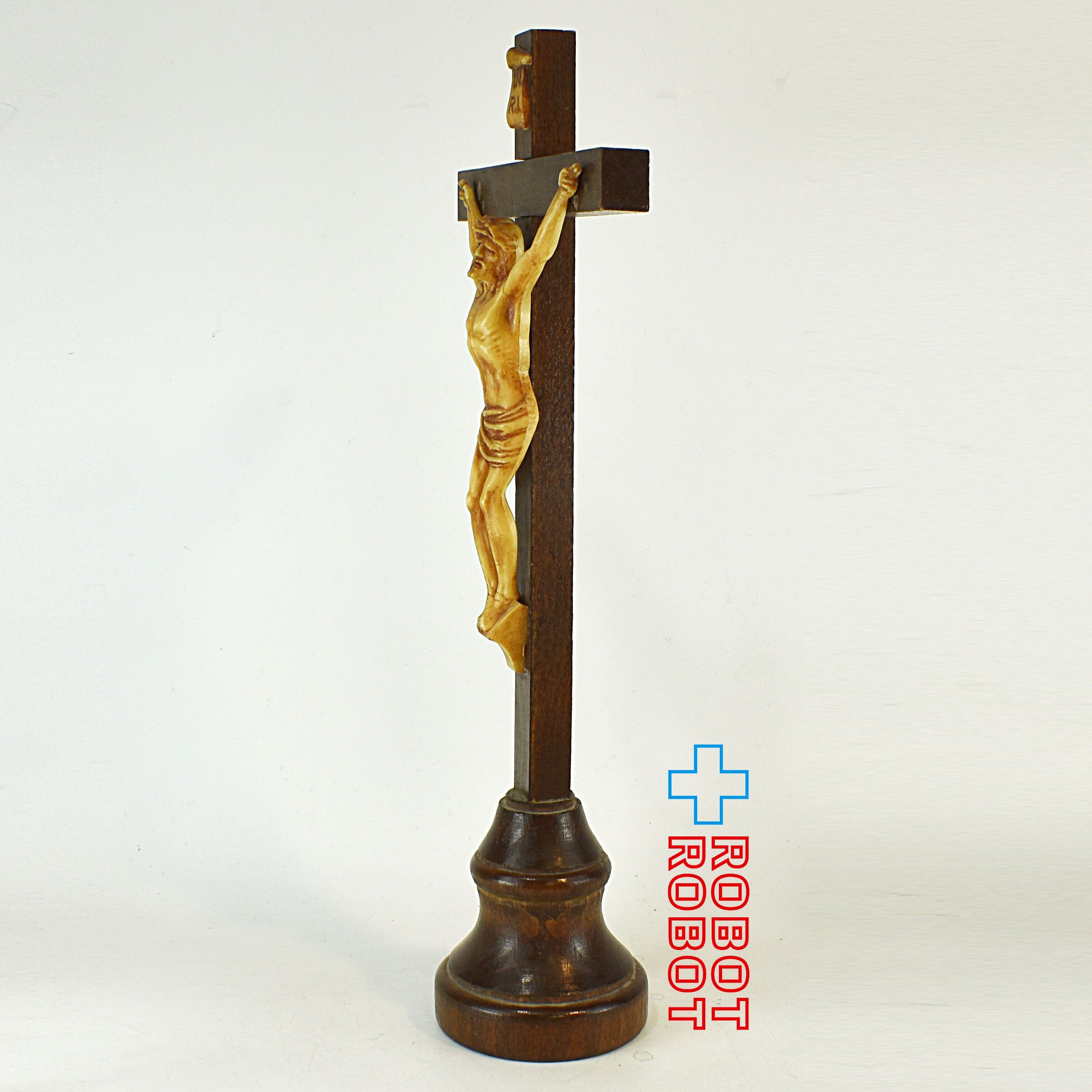 INRI 木製のクロスと丸台に樹脂製のジーザス 29.5センチ – ROBOTROBOT