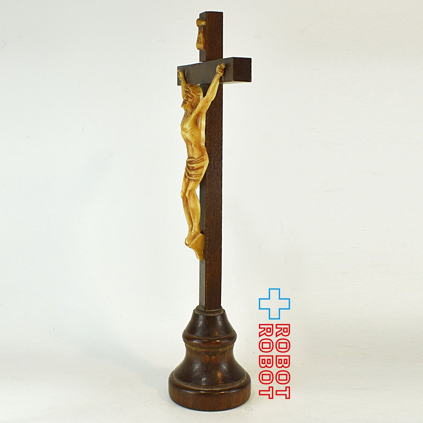 INRI 木製のクロスと丸台に樹脂製のジーザス 29.5センチ