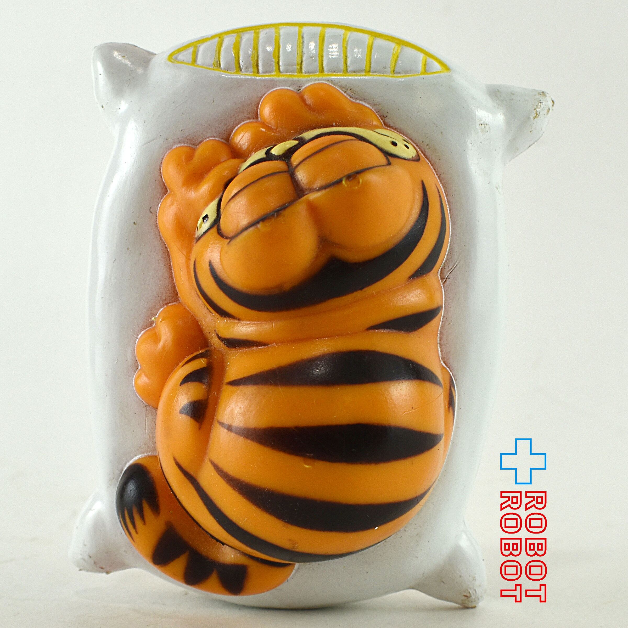 ガーフィールド 枕の上で昼寝 PVCフィギュア – ROBOTROBOT