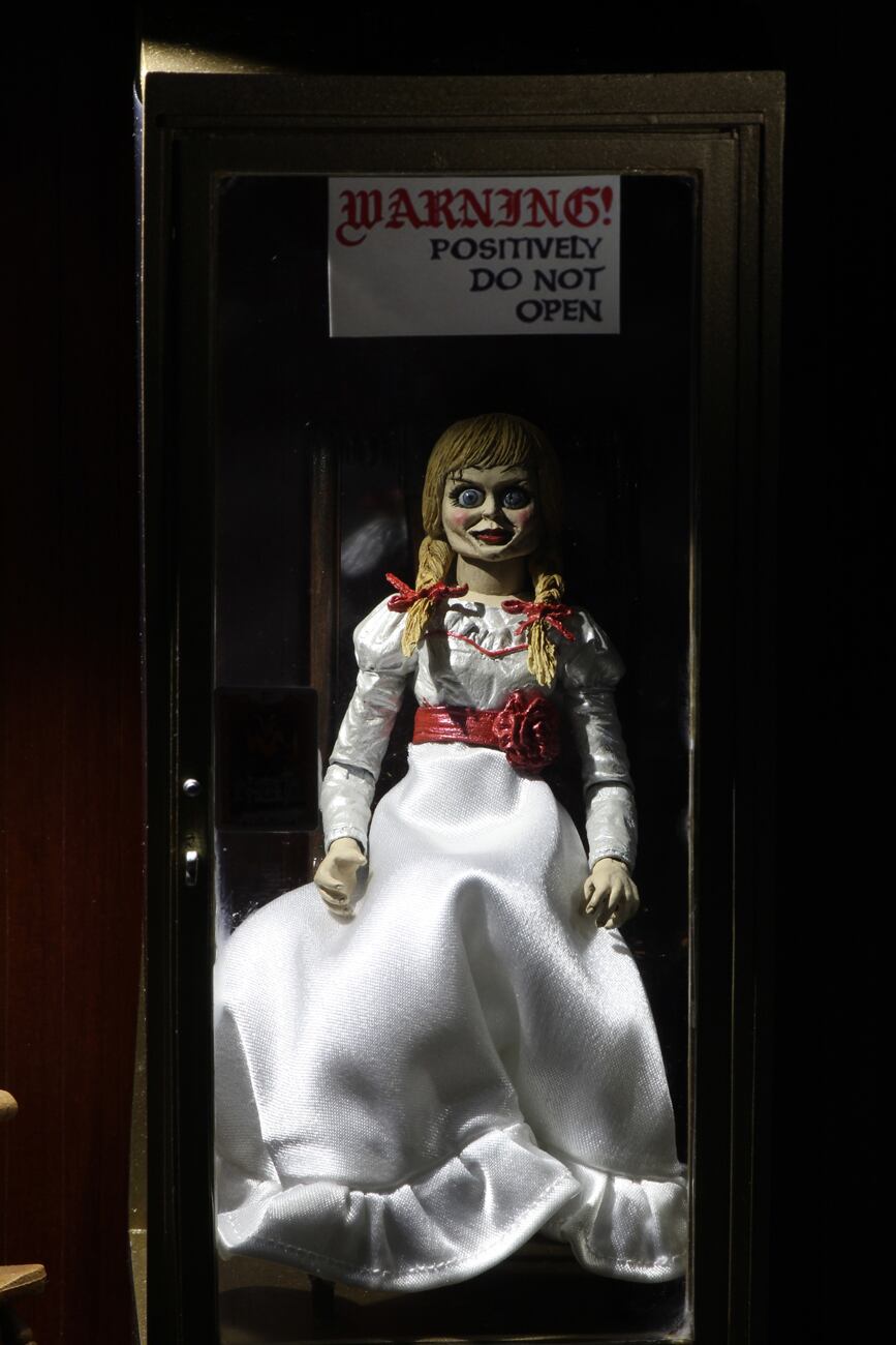 ネカ アナベル 死霊博物館 アナベル with ショーケース アルティメット 7インチ アクションフィギュア 未開封