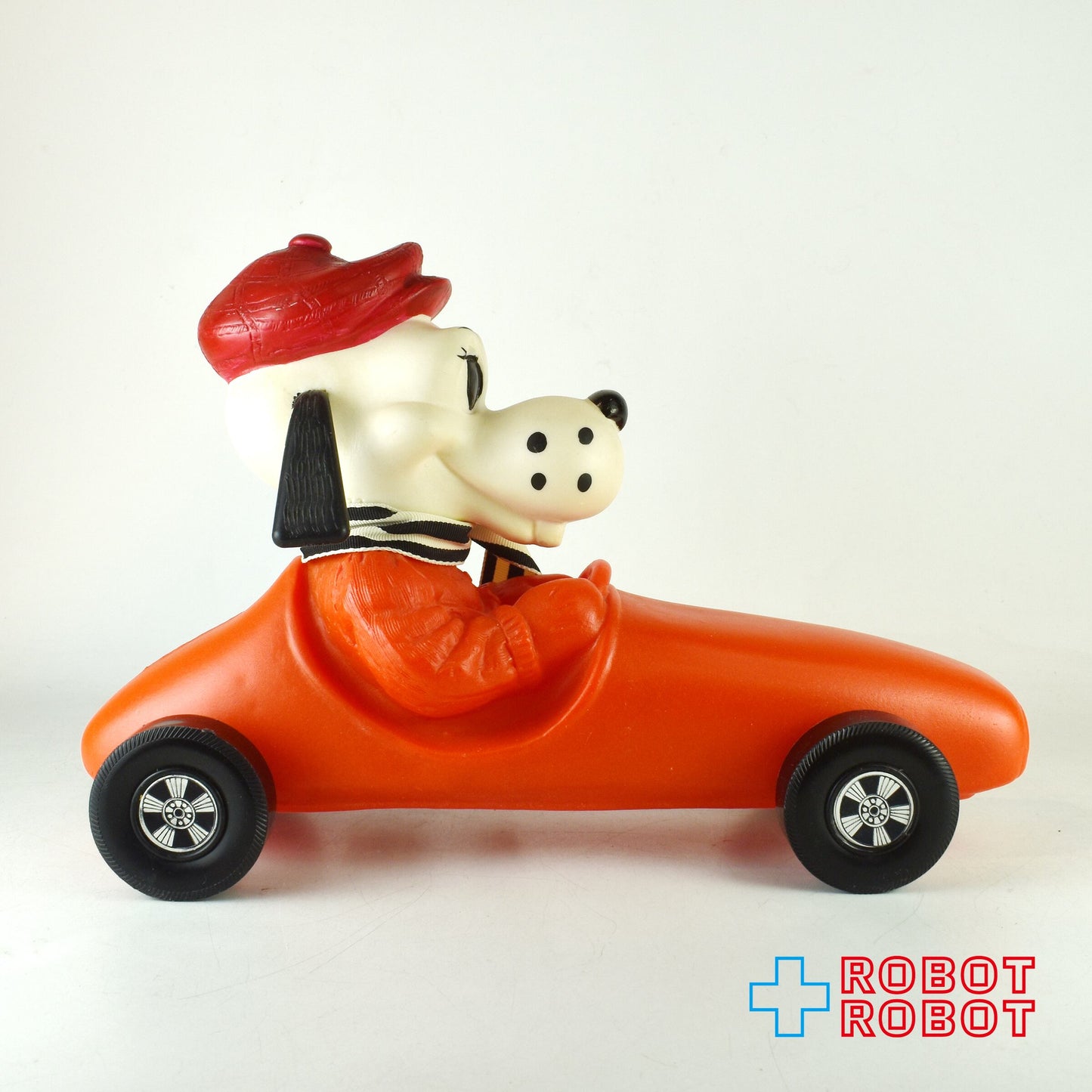 赤いレーシングカーの犬 ソフビ貯金箱 1970年代 ロイヤリティーイダストリー社