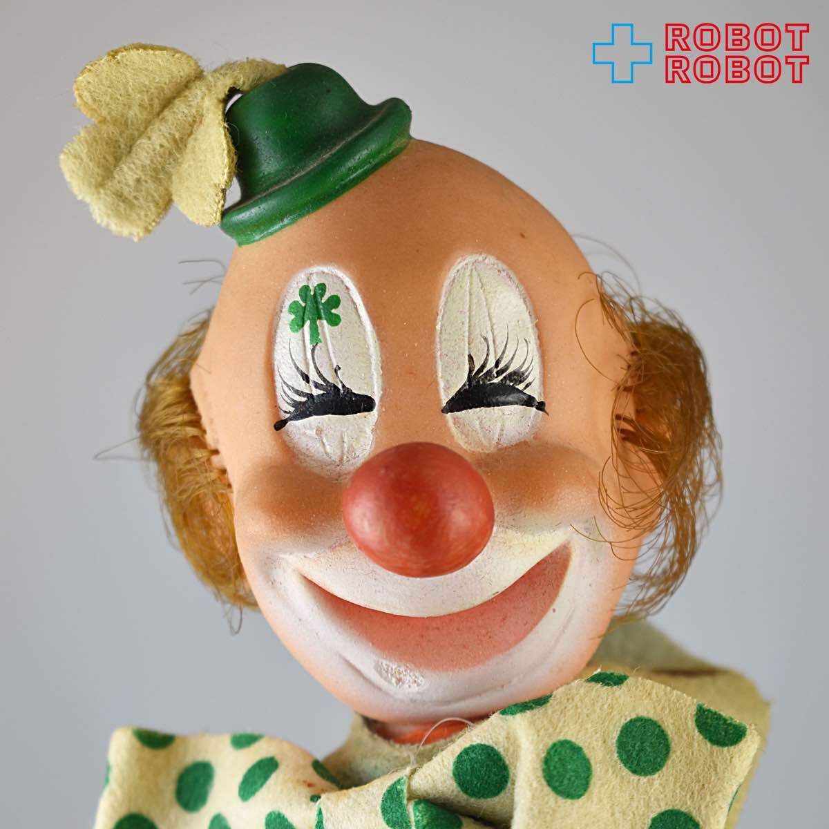 ピエロ 人形 ソフビ顔フェルト服 白に緑の水玉の蝶ネクタイ